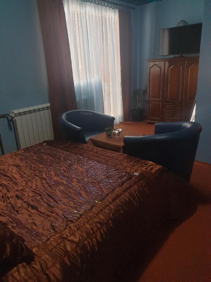 Guesthouse Prenociste Faraon プリェヴリャ エクステリア 写真